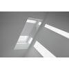 Dachfenster mit halb heruntergelassenem Wabenplissee