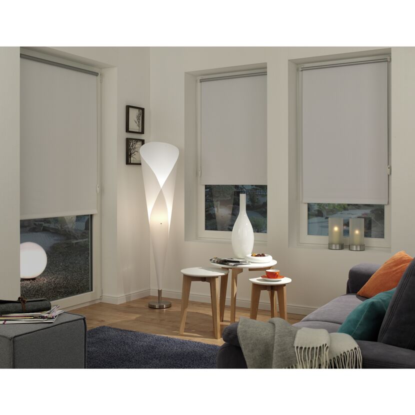 Wohnzimmer mit drei weißen Rollos
