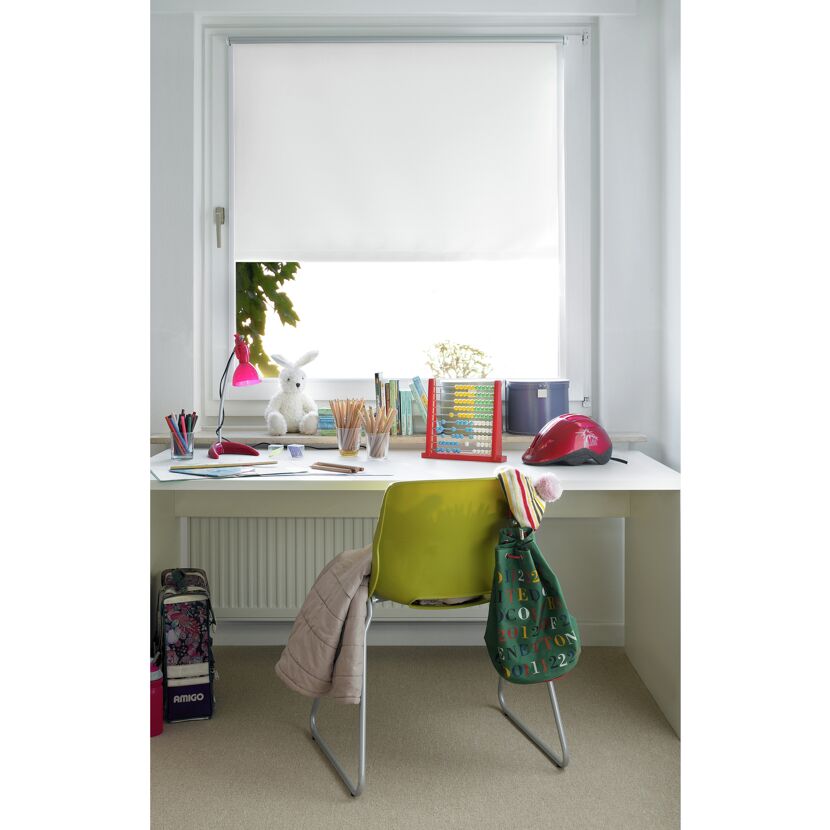 Kinderzimmer mit einem weißen EASYFIX Thermo-Rollo am Fenster.