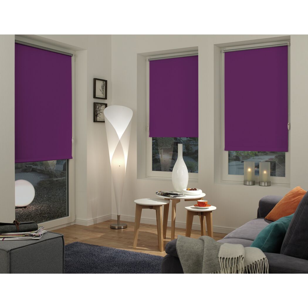 Wohnzimmer mit lila Rollos