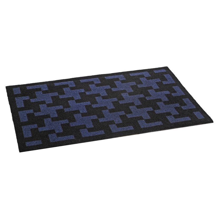 Schwarze Fußmatte mit dunkelblauem geometrischem Muster.