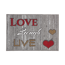 Fußmatte mit der Aufschrift Love, Laugh, Live und zwei Herzen.