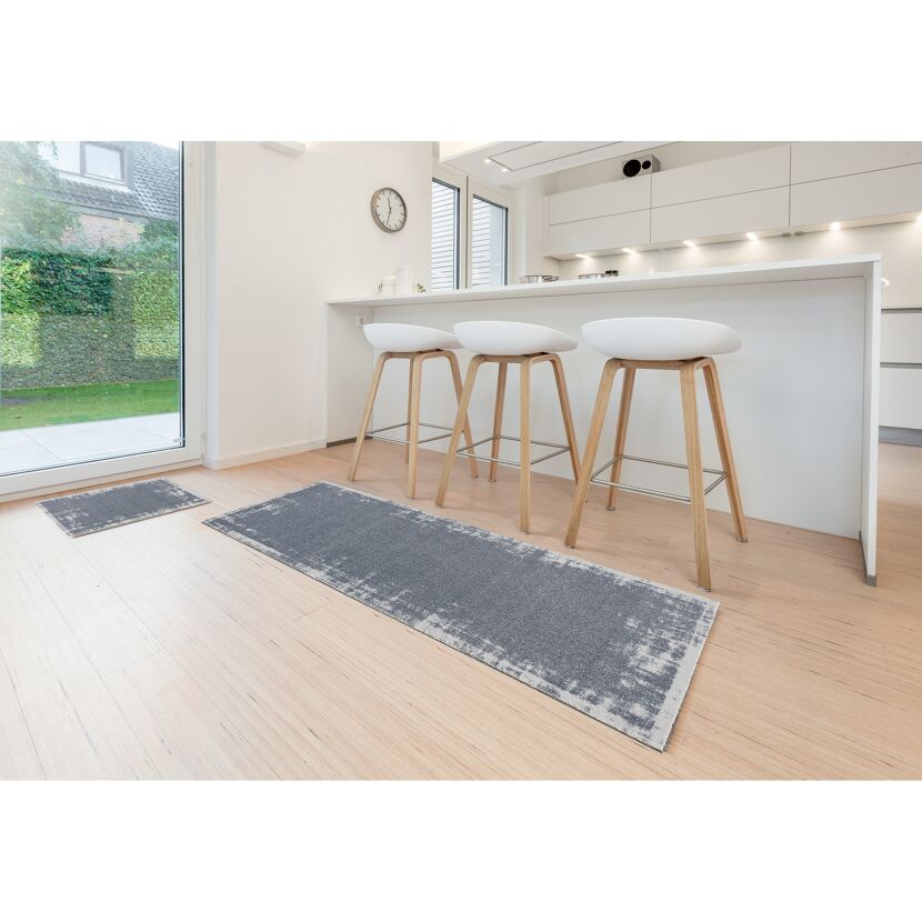 Grauer Läufer und kleiner Teppich in Küche