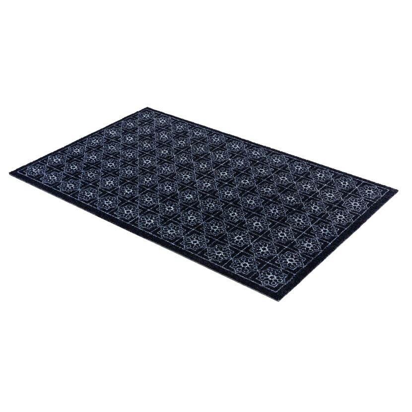 Schwarze Schmutzfangmatte mit hellblauem Muster.