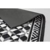 Schwarze und graue Schmutzfangmatte mit geometrischem Muster, hochgeklappt