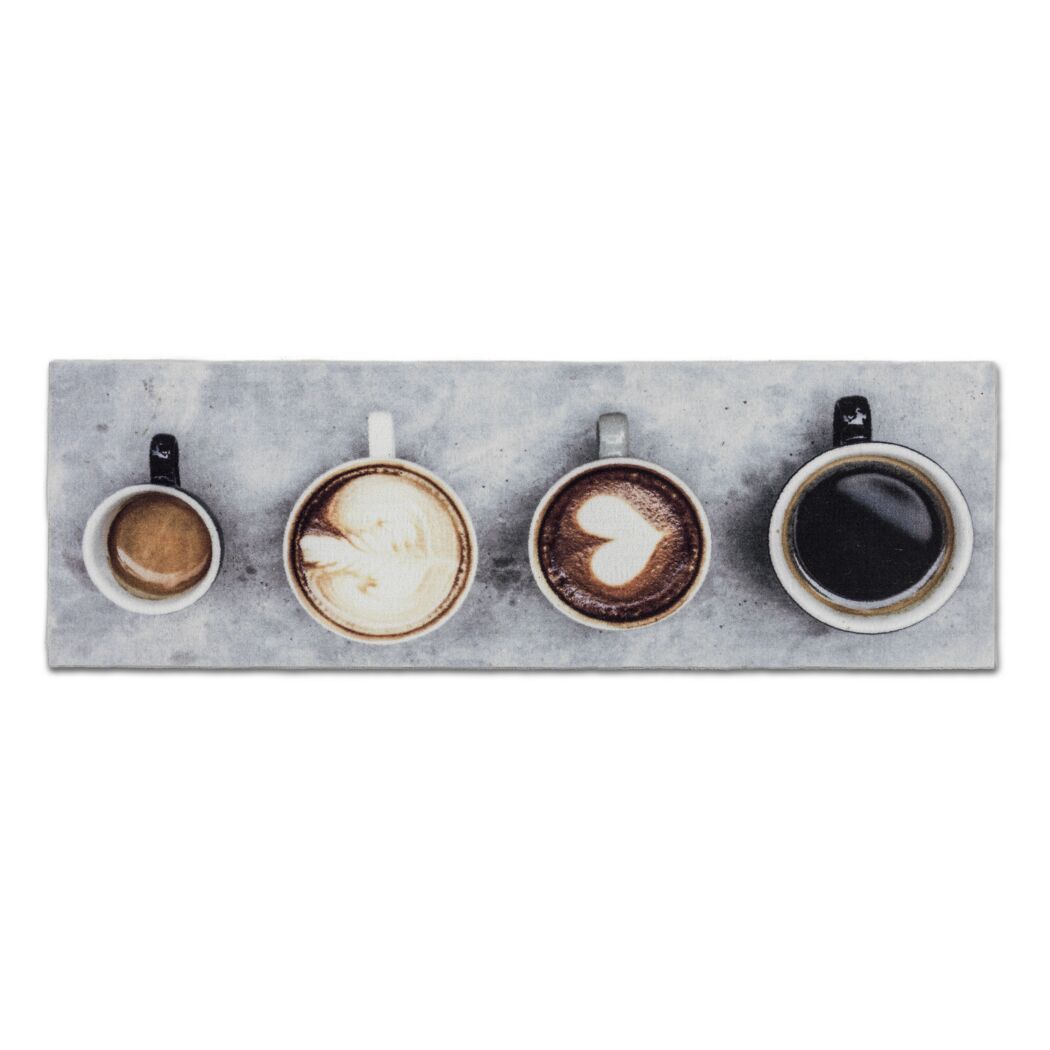 Vier Tassen Kaffee von oben fotografiert.
