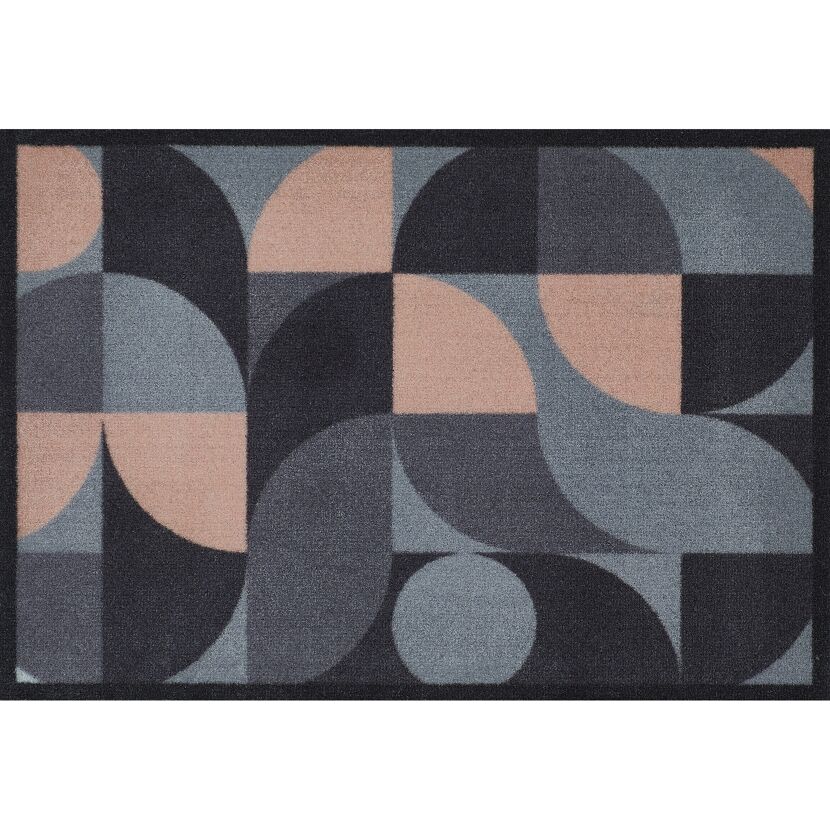 Fußmatte mit geometrischem Muster in Grau- und Rosatönen.