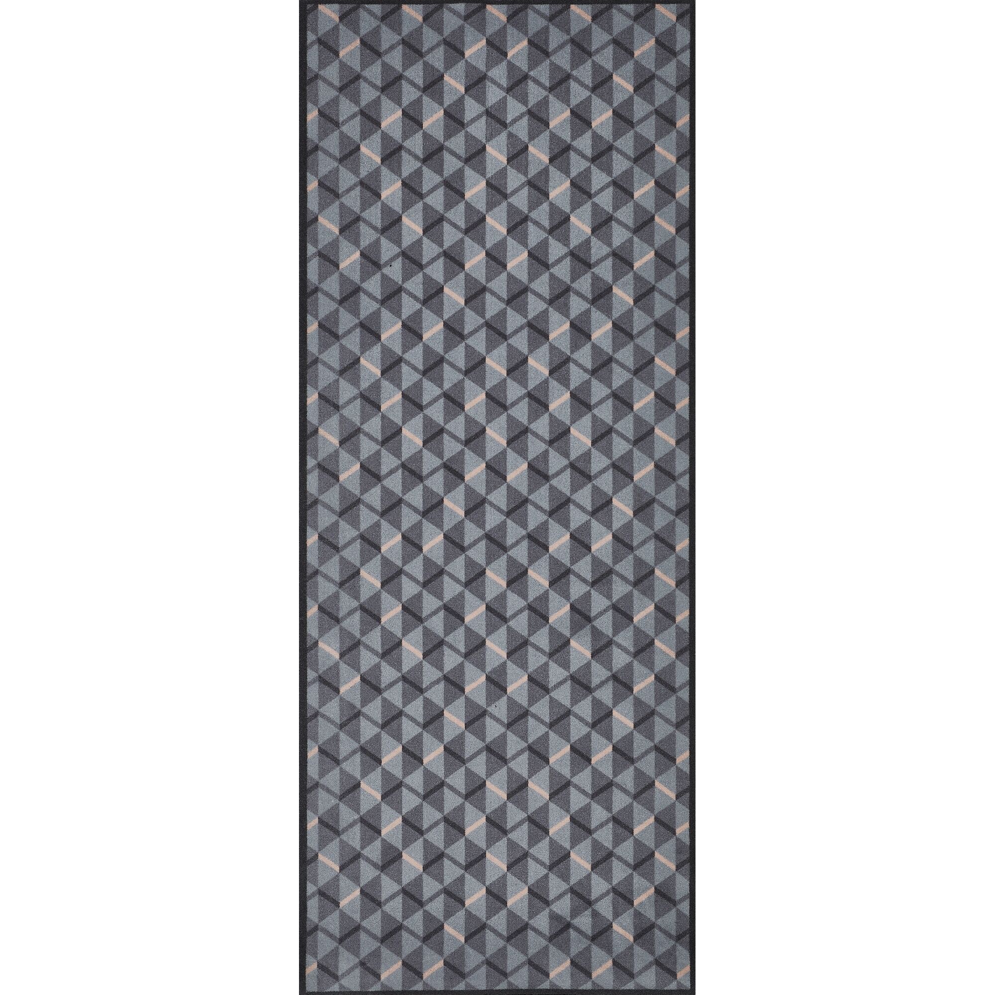 Fußmatte mit geometrischem Muster in Grau und Rosa.