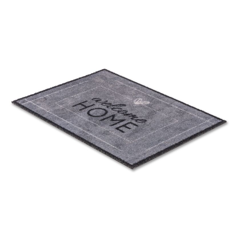 Graue Fußmatte mit "Welcome Home" Schriftzug.