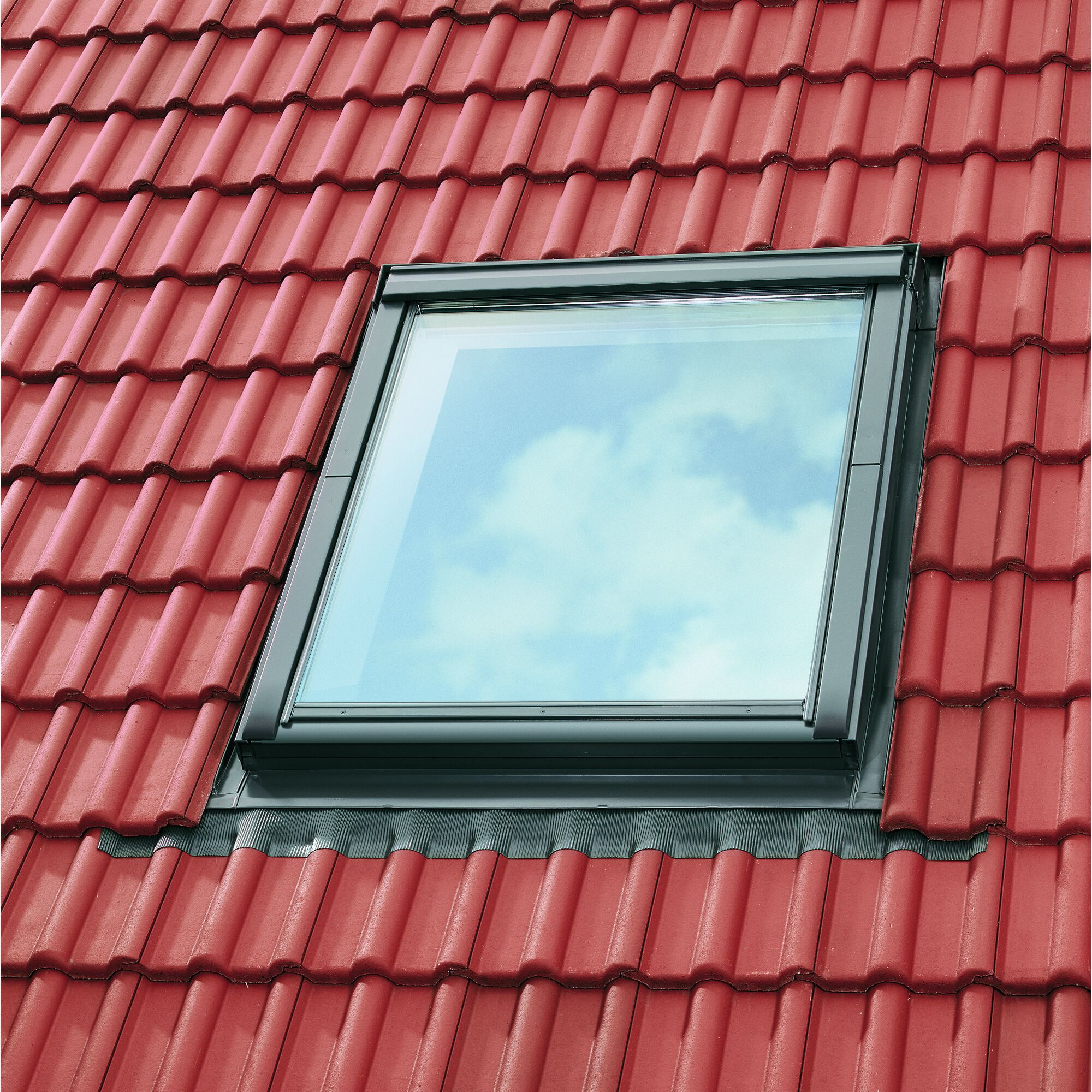 Dachfenster in rotem Ziegeldach