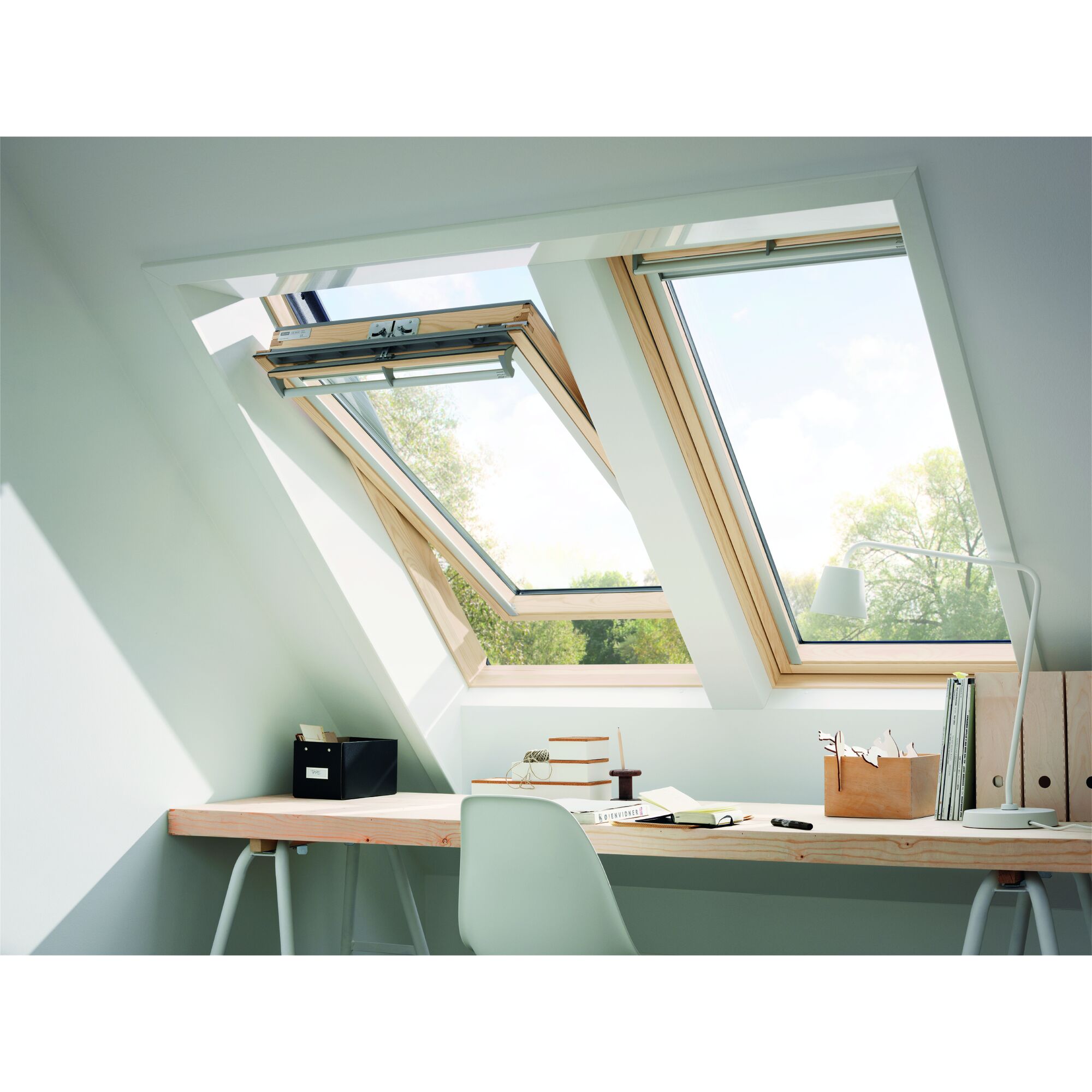 Helles, sonnendurchflutetes Dachzimmer mit geöffnetem Dachfenster