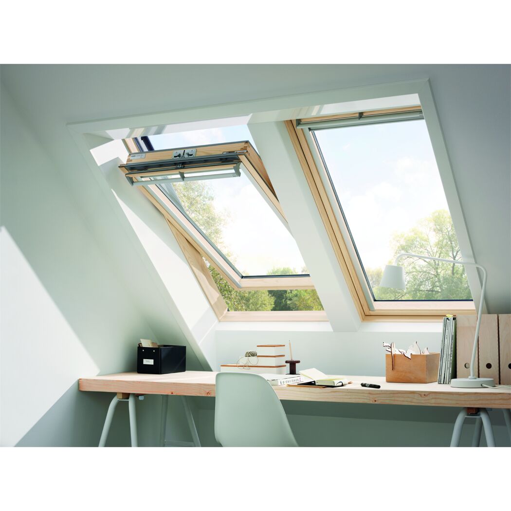 Zwei geöffnete Dachfenster im Arbeitszimmer