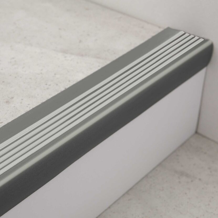 Dunkelgraue Treppenkante aus Aluminium