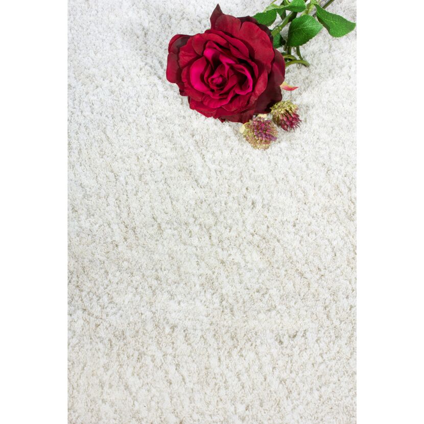 Cremefarbener Hochflor-Teppich mit roter Rose