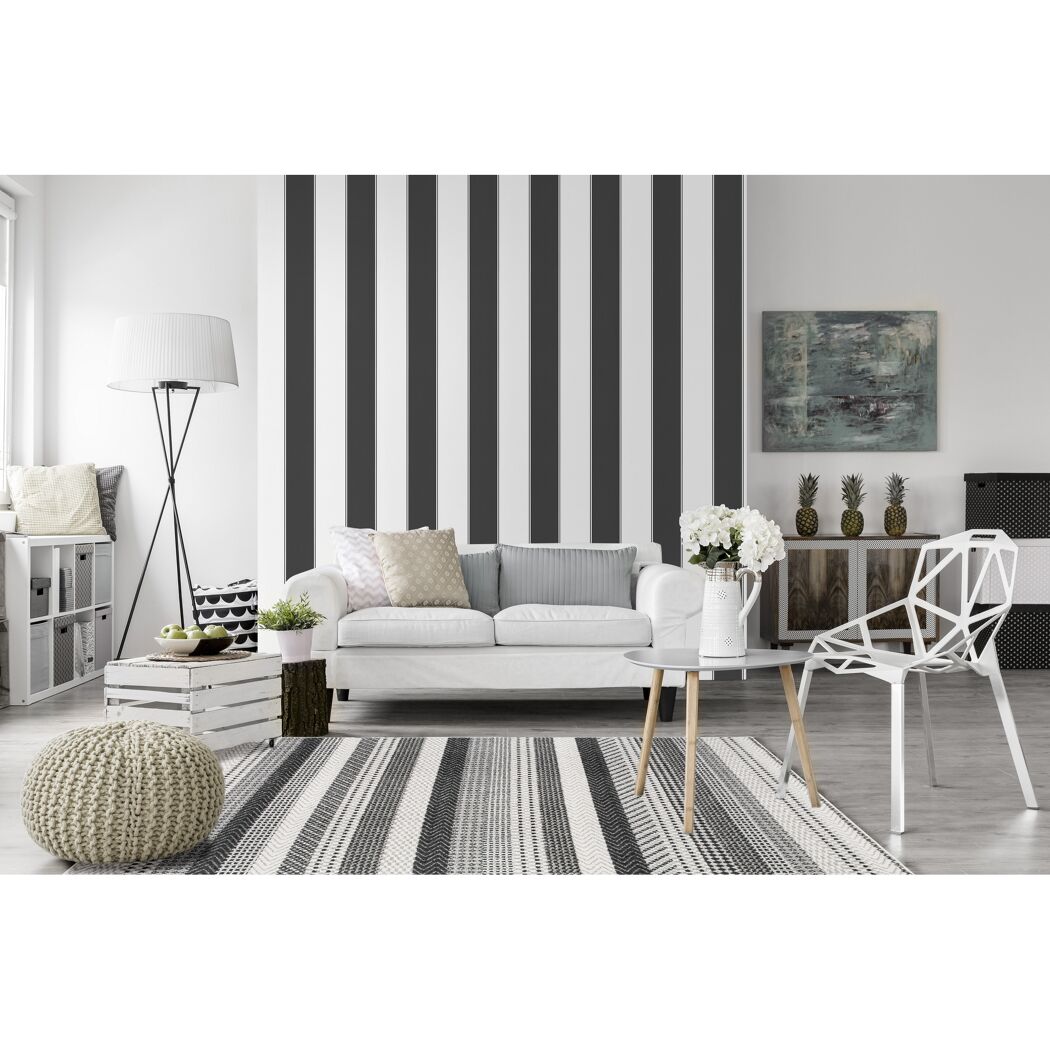 Wohnzimmer mit schwarz-weiß gestreiftem Teppich und Wand