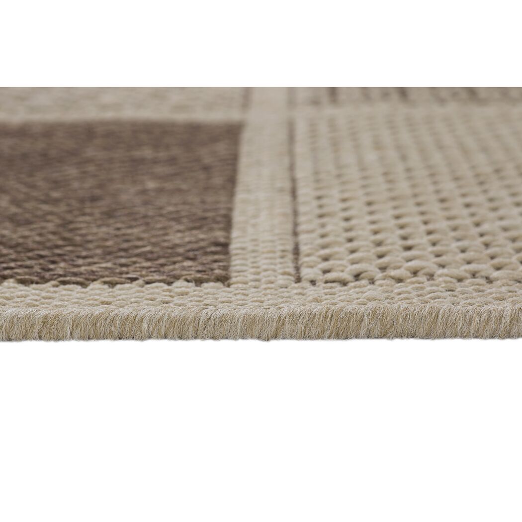 Nahaufnahme eines beige-braunen Teppichs