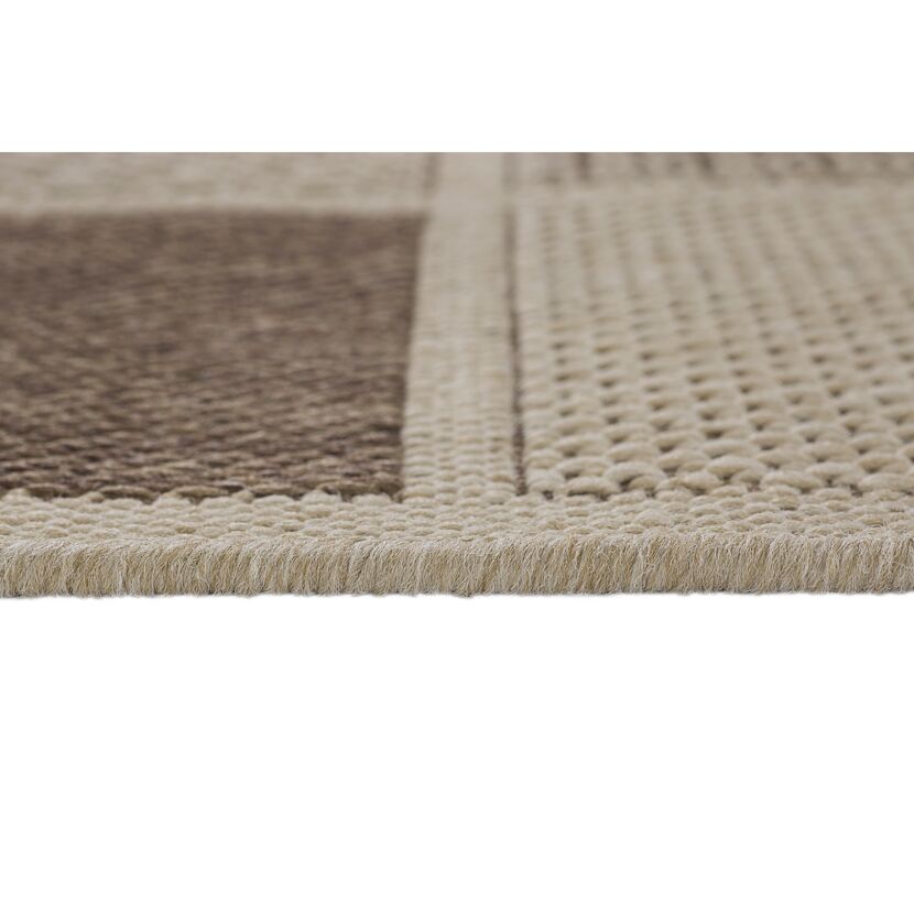 Nahaufnahme eines beige-braunen Teppichs