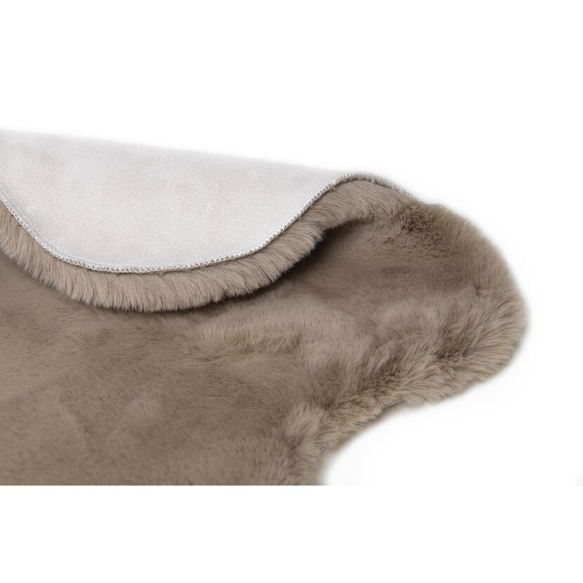 Detailansicht Kunstfell Teppich in taupe