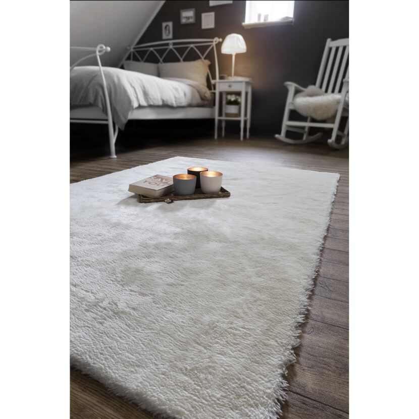 Weißer Lammfell-Teppich in einem Schlafzimmer