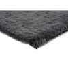 Anthrazitfarbener Hochflor-Teppich Nahaufnahme