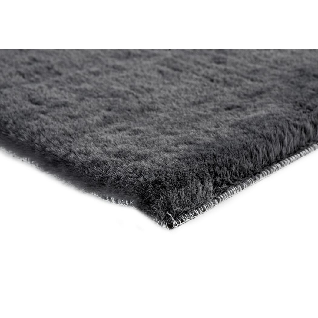Anthrazitfarbener Hochflor-Teppich Nahaufnahme