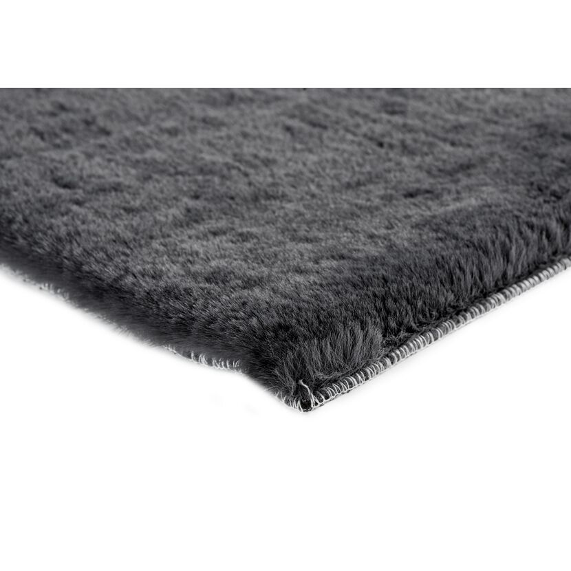 Anthrazitfarbener Hochflor-Teppich Nahaufnahme