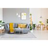Wohnzimmer mit grauem Sofa, gelber Decke und hellem Teppich