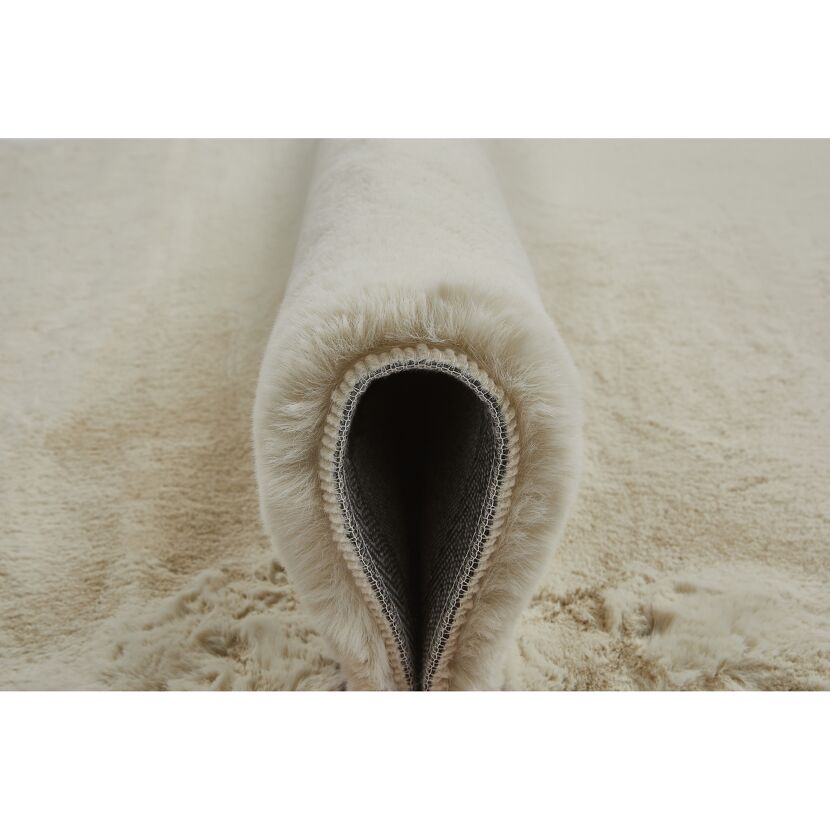 Beigefarbener Hochflor-Teppich Loano, aufgerollt
