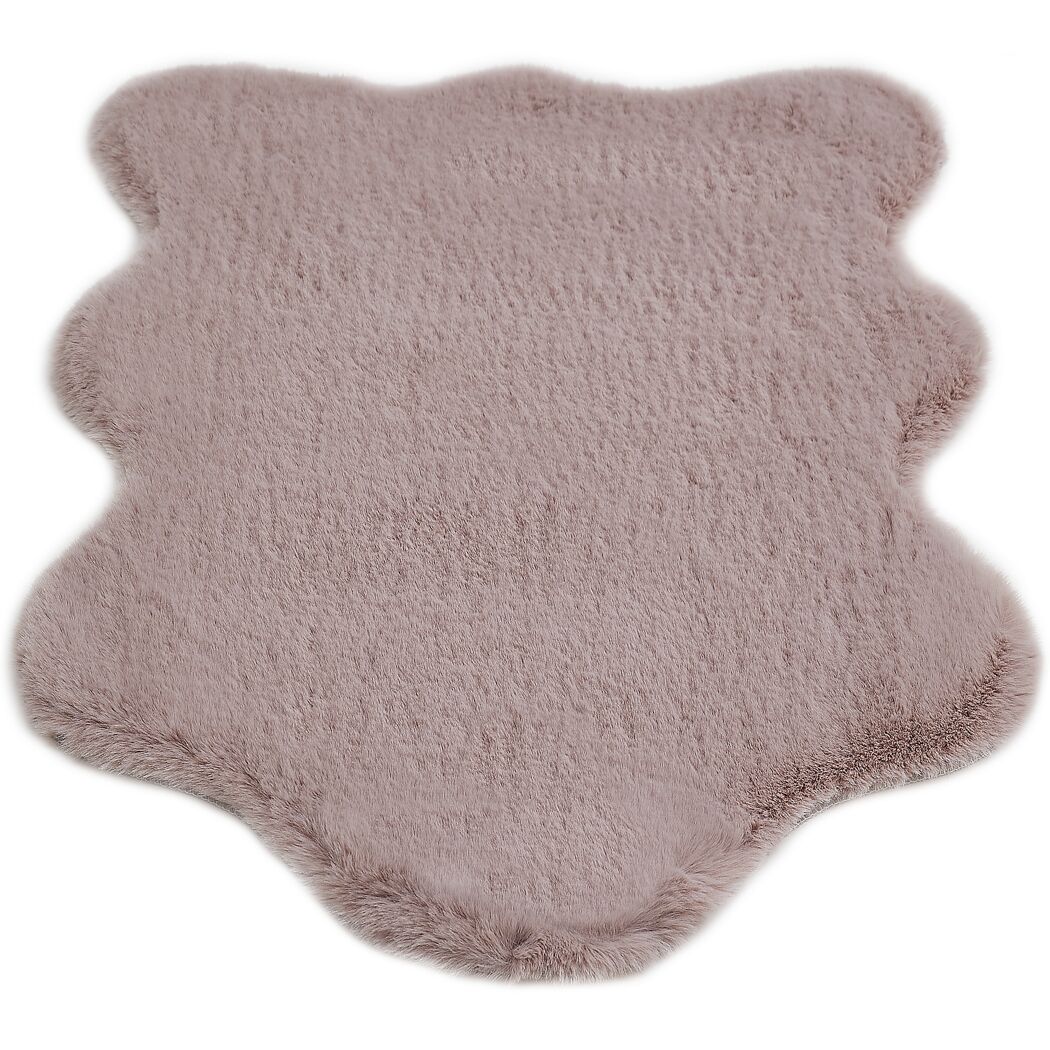 Flauschiger, altrosa Kunstfell-Teppich.