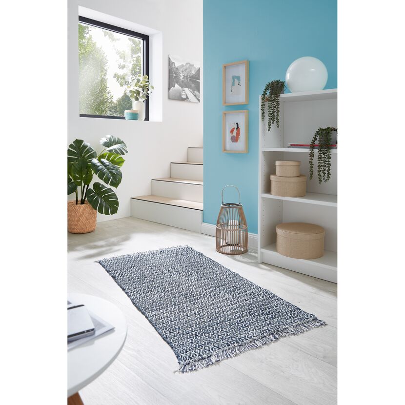 Blauer Teppich Salbu 60 x 120 cm in einem Wohnzimmer