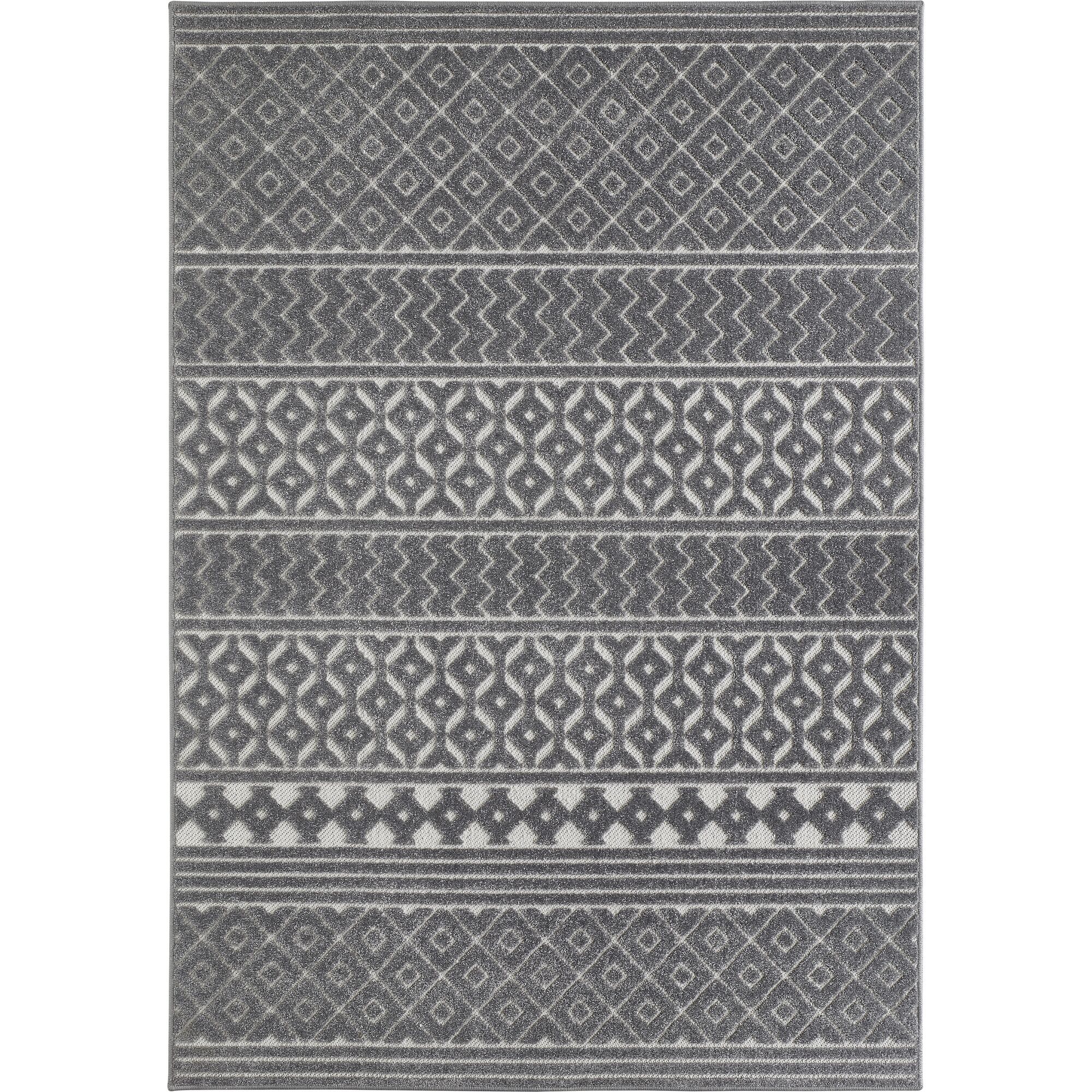 Grauer Teppich mit geometrischem Muster.