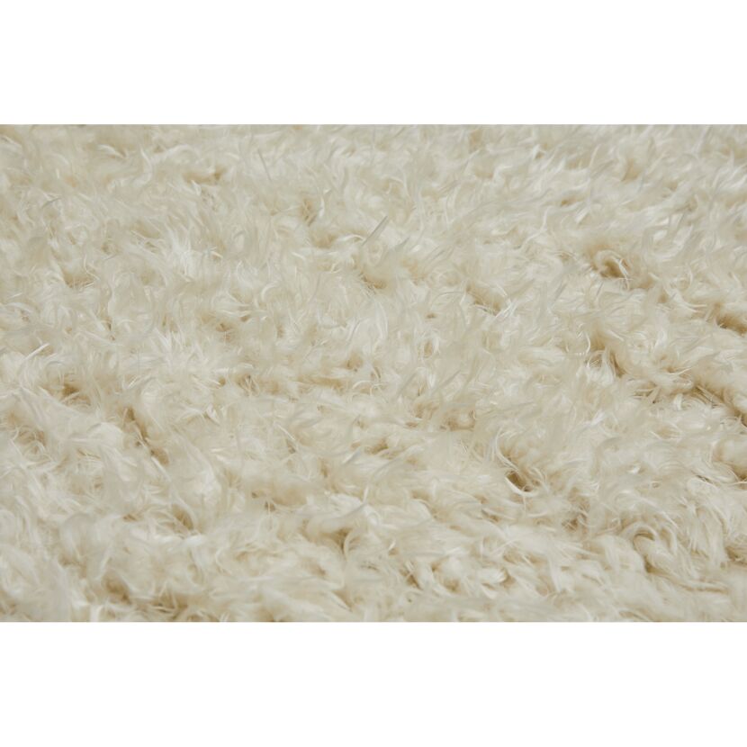 cremefarbener Hochflor-Teppich