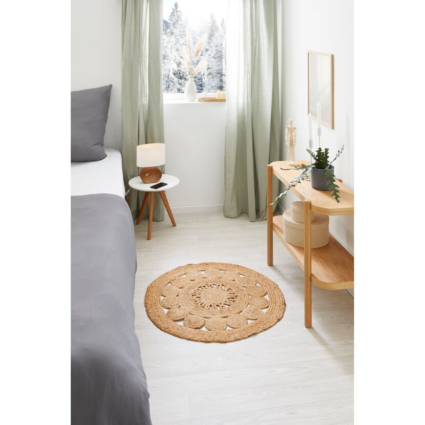 Runder Juteteppich im Schlafzimmer