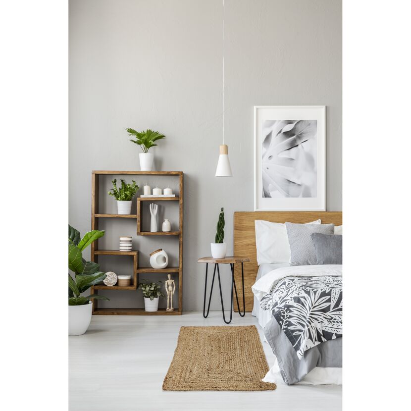 Schlafzimmer mit Holzmöbeln, Teppich Silas und Pflanzen