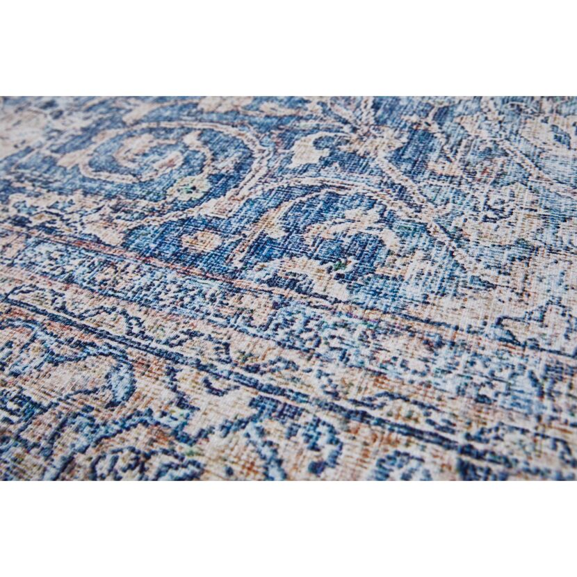 Blau-beiger Teppich in Nahaufnahme.