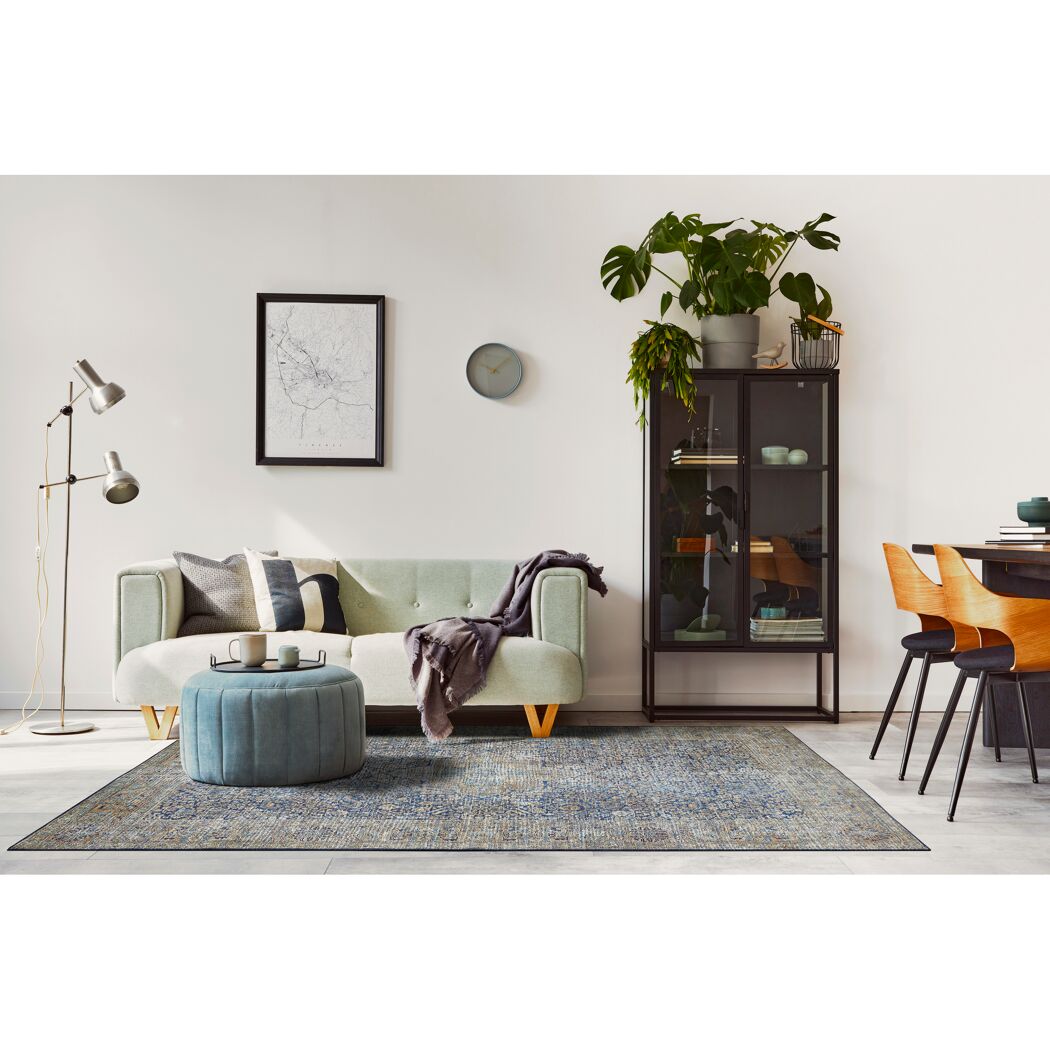 Blau-gelber Teppich in einem Wohnzimmer.