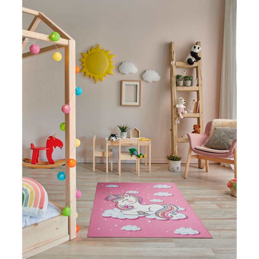 Kinderzimmer mit rosa Teppich und schlafendem Einhorn.