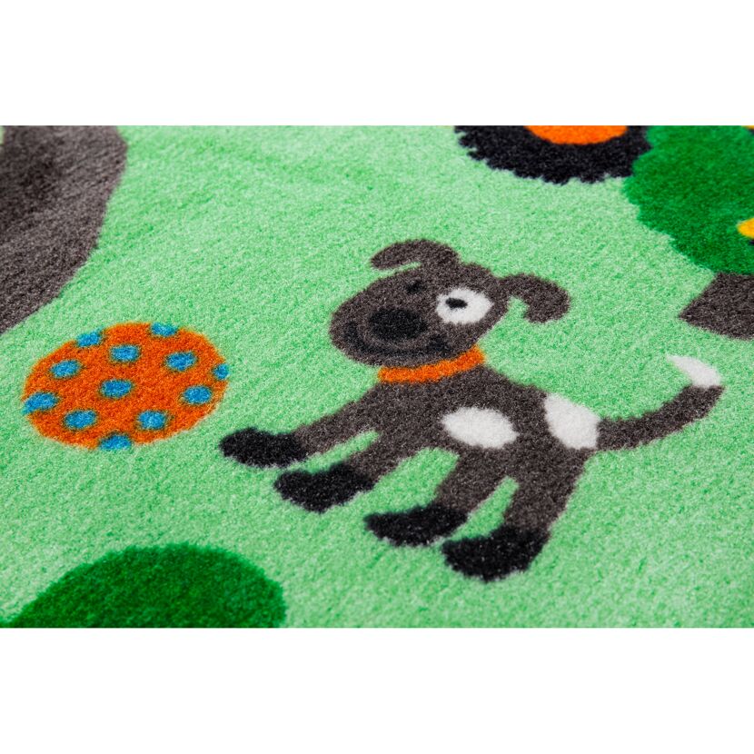 Grüner Kinderteppich mit Hund, Ball und Bäumen