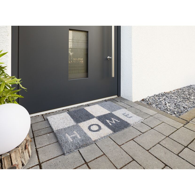 Fußmatte Home vor einer Tür