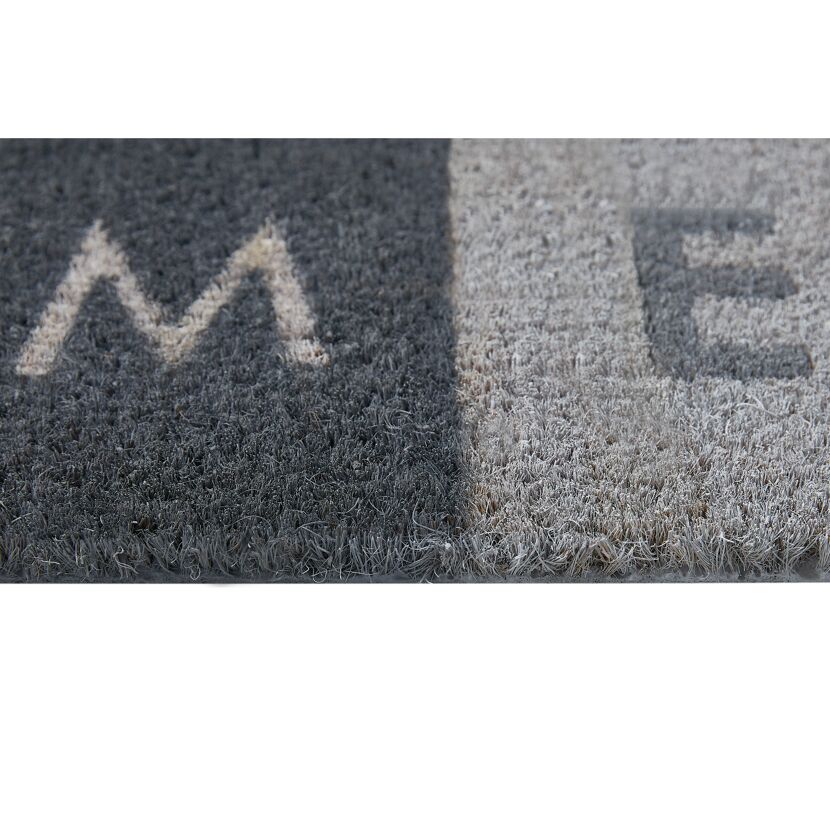 Nahaufnahme einer Fußmatte mit dem Schriftzug "Home"