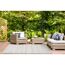 Beiger Outdoor-Teppich auf einer Terrasse mit Gartenmöbeln