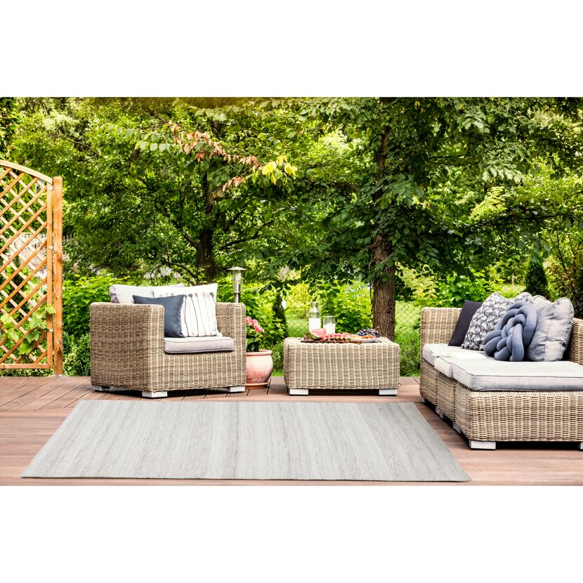 Beiger Outdoor-Teppich auf einer Terrasse mit Gartenmöbeln