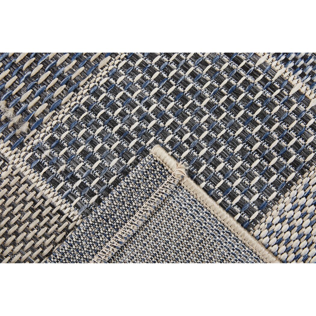 Nahaufnahme eines Teppichs in Beige und Blau