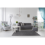 Wohnzimmer mit grauem Teppich, Sofa und Sessel