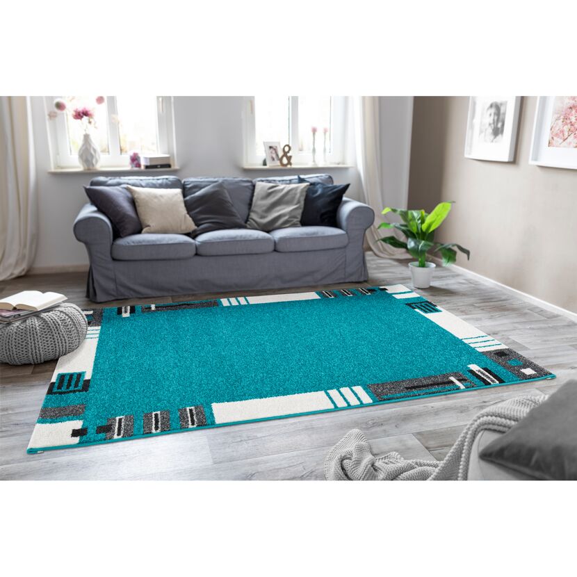 Türkiser Teppich "Lexi" in einem Wohnzimmer.