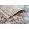 Rot-weißer Teppich mit hochgeklappter Ecke