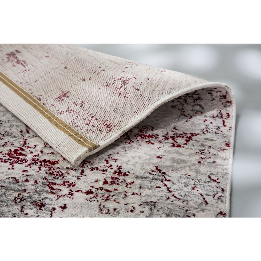 Rot-weißer Teppich mit hochgeklappter Ecke