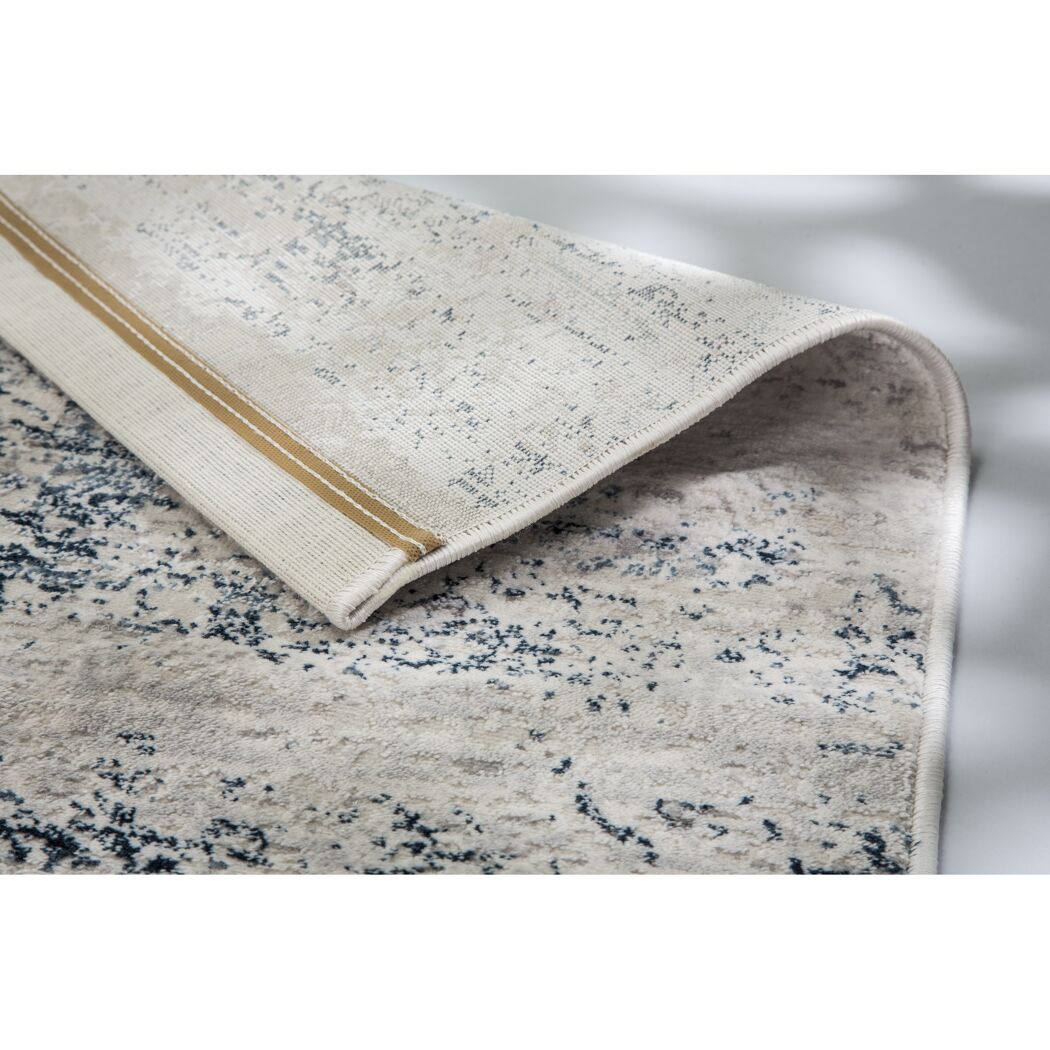 Gerollter beige Teppich mit Muster