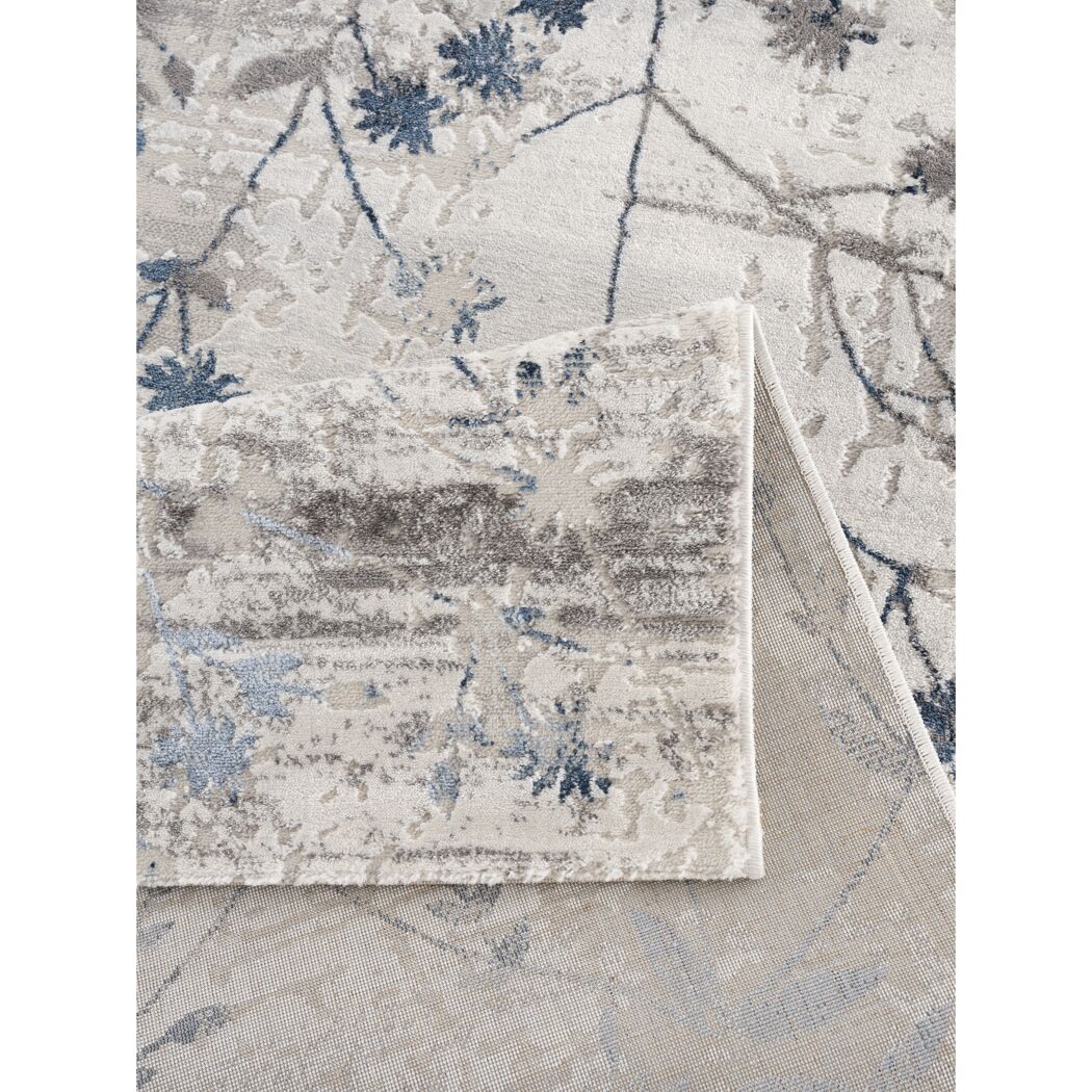 Beiger Teppich mit blauem Blumenmuster