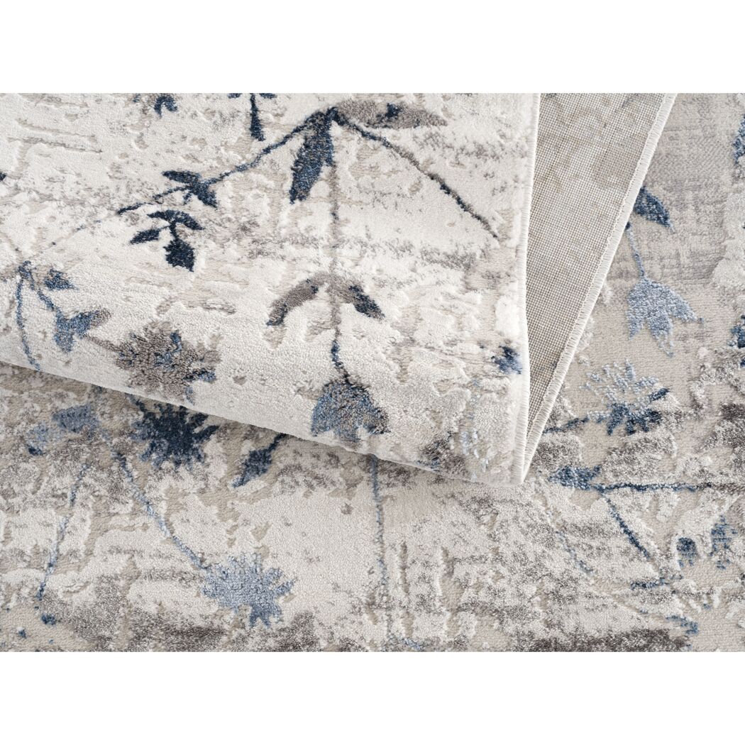 Beiger Teppich mit blauem Blumenmuster